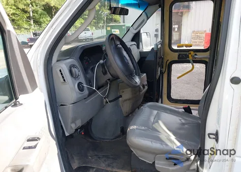 2010 Ford E-350 Super Duty Commercial/Recreational z USA, uszkodzony, nr VIN 1FTDS3EL1ADA22633